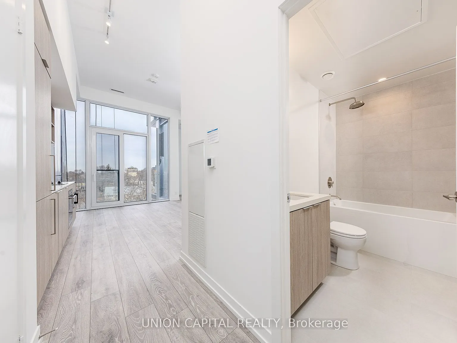 2020 Bathurst St — Photo 3