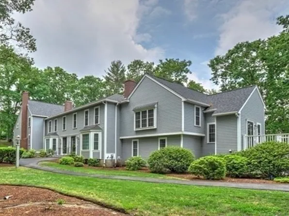 521 West St APT 2, Duxbury, MA 02332