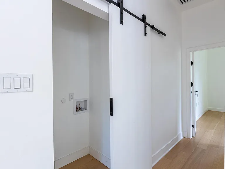 2945 Moss St — Photo 26