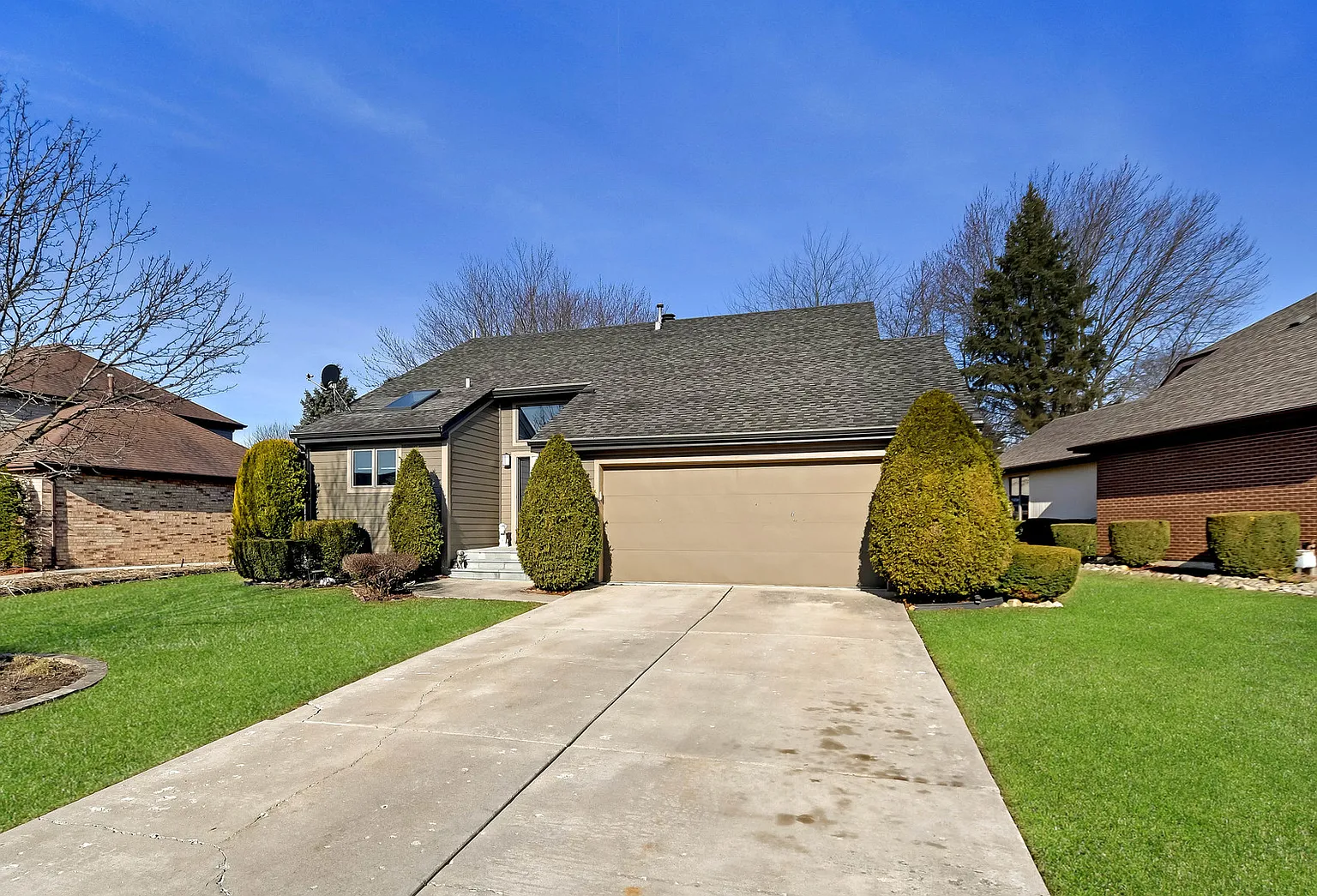 8308 Willow West Dr photo 1