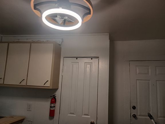 5th image of 612 E Grove St