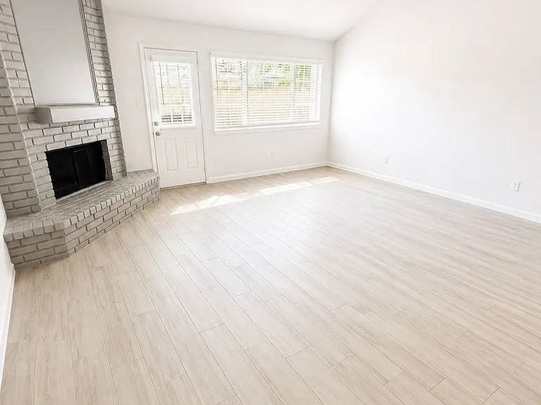 2170 Pilgrims Point Dr — Photo 2