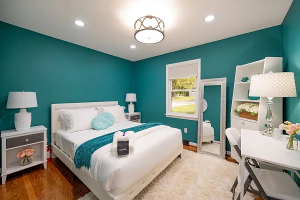 Recessed Lighting, Ambiance Light, Desk, Full Mirror, Hardwood Floor