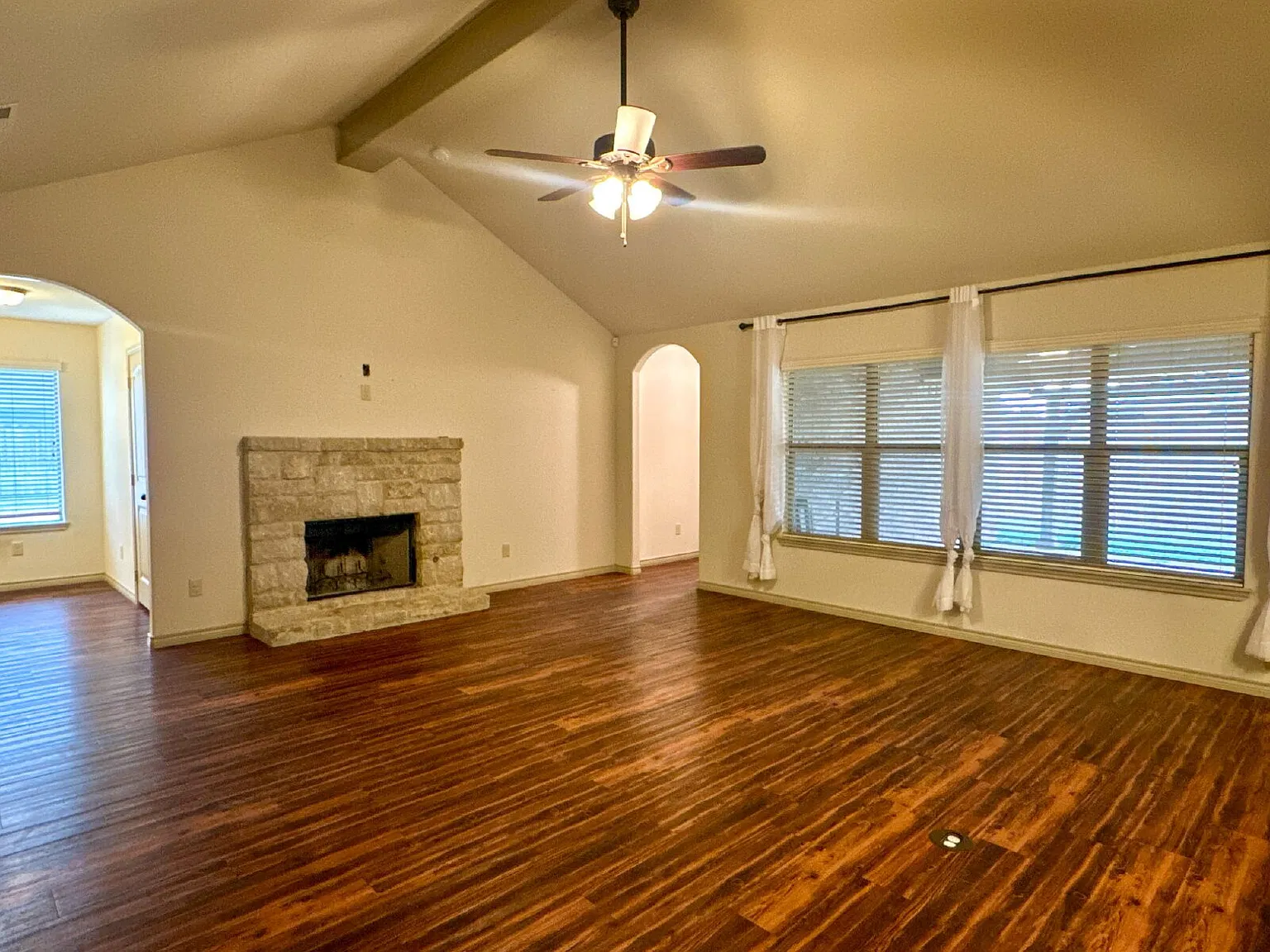 3 bed, 2.0 bath, 2059 sqft, $2,000 — Photo 4
