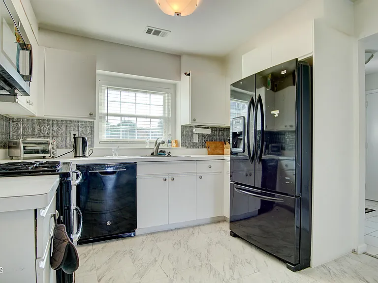 187 Kentucky Way — Photo 3
