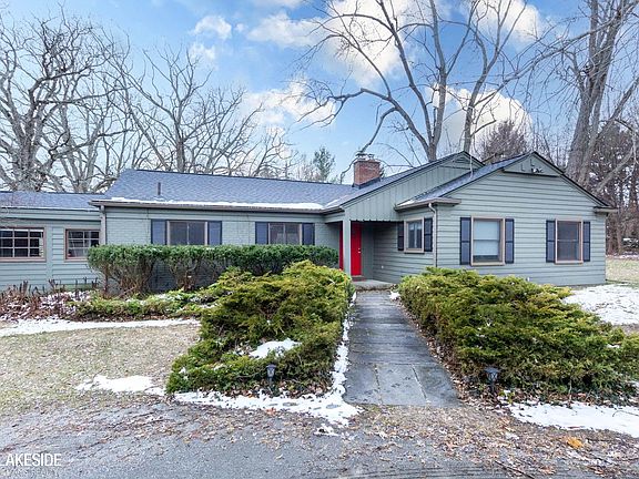 3rd image of 32921 Wing Lake Rd