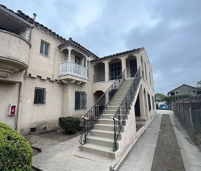 1755 1/2 S La Brea Ave — Photo 1