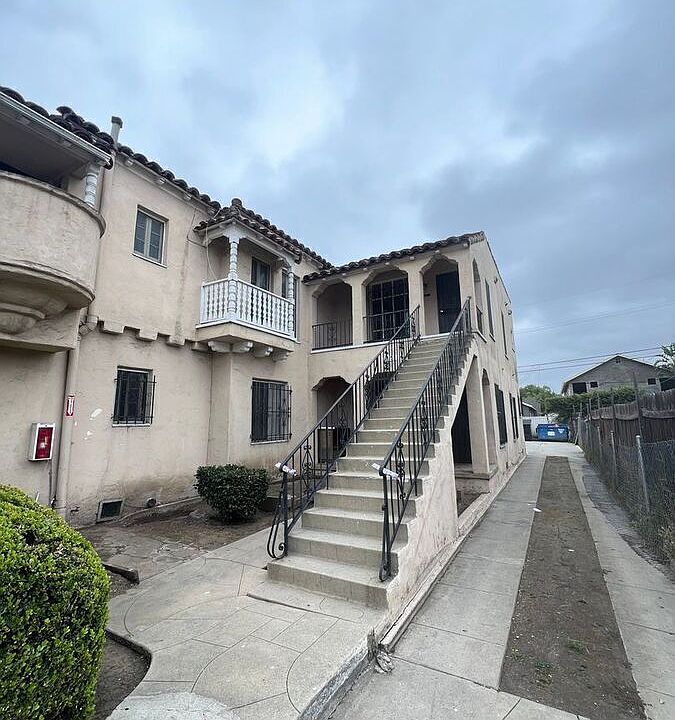 1st image of 1755 1/2 S La Brea Ave