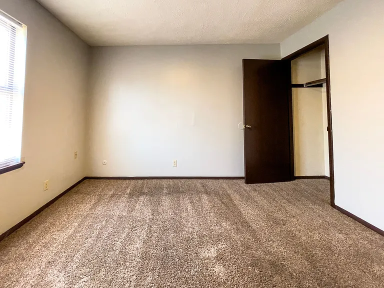 East Memorial Apartments — Photo 47