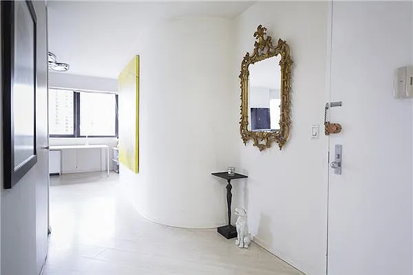 Sold by R New York | media 2