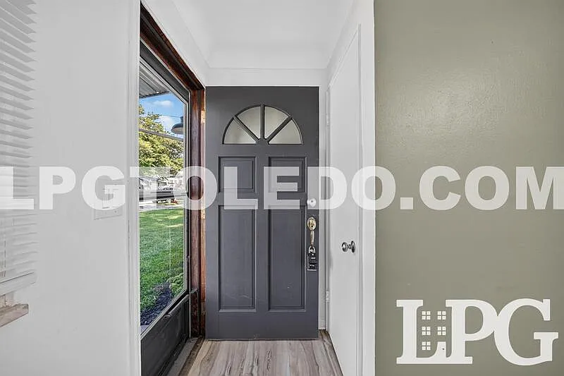 3 bed, 1.0 bath, 1075 sqft, $1,450 — Photo 2
