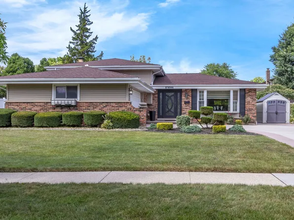 17W544 Sutton Pl, Darien, IL 60561