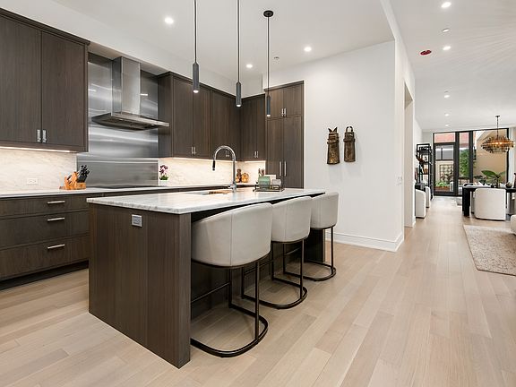 5th image of 1550 N Clark St #304