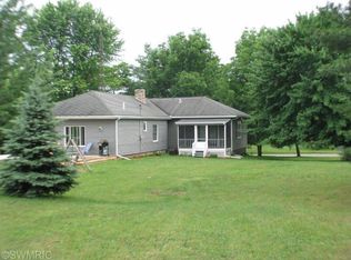 5925 Meadowbrook Rd, Benton Harbor, MI 49022