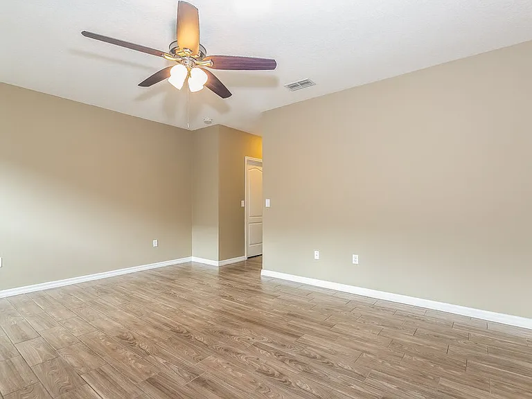 121 Daigledog St — Photo 8