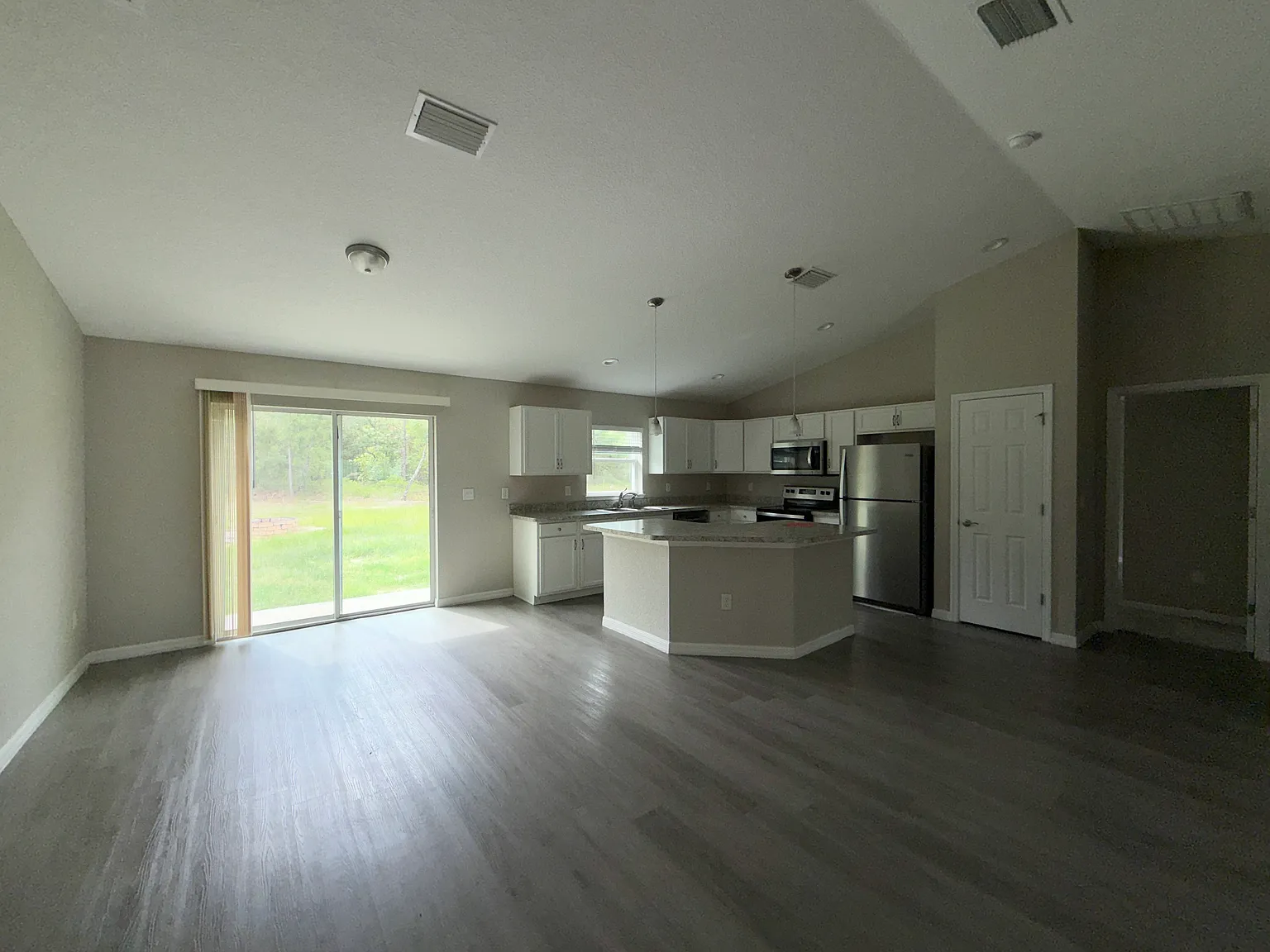 3 bed, 2114 sqft, $1,700 — Photo 2
