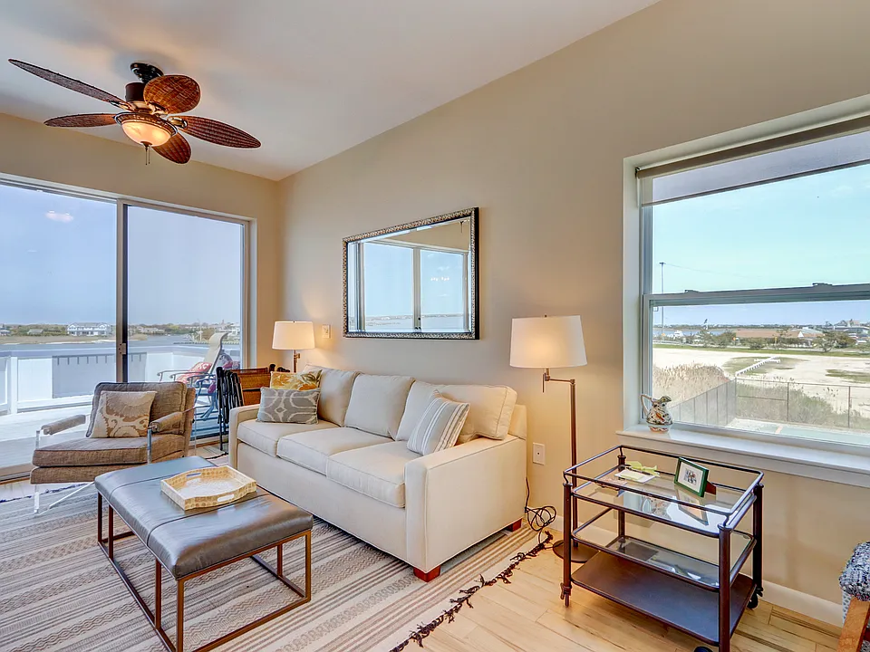 260 Dune Rd #124