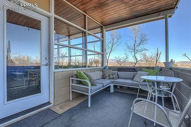 2 bed, 1044 sqft, $1,990 — Photo 1
