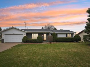 601 Maple Crest Ln, Watertown, WI 53094