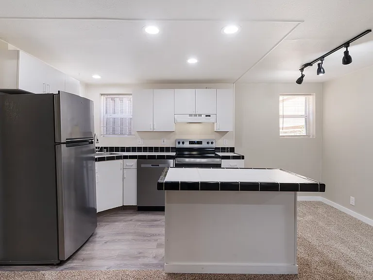 5112 NE Glisan St — Photo 3