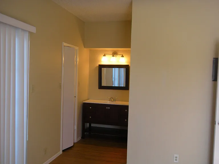 303 W 35th St #304 — Photo 10