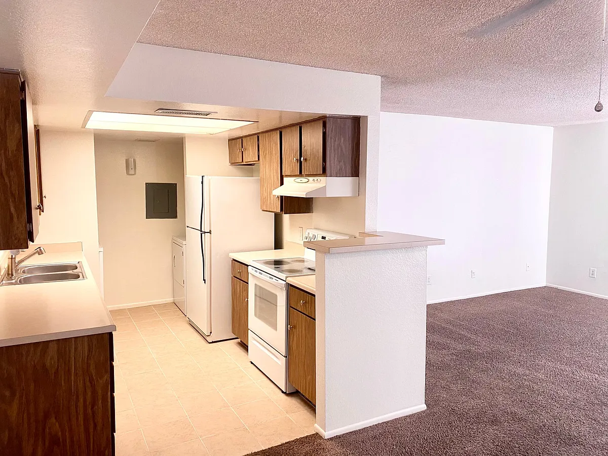 Building Photo - 4608 W Maryland Ave #144