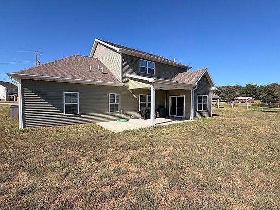 3rd image of 28 Fieldstone Cir