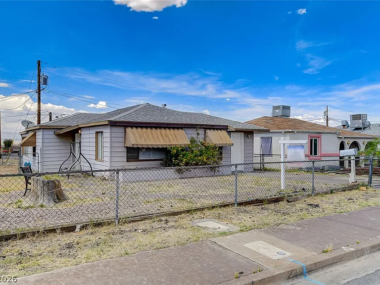 214 W Victory Rd — Photo 29