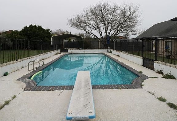 3rd image of 277 Loma Dr