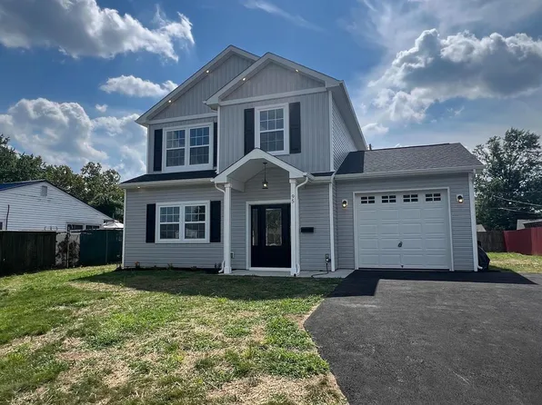 95 Elderberry Dr, Levittown, PA 19054