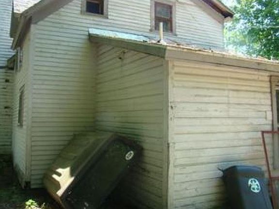 2nd image of 61 Mechanic St