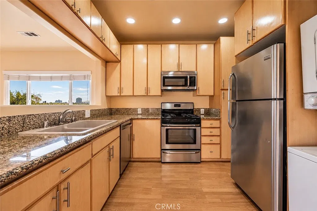 2 bed, 800 sqft, $3,250 — Photo 4