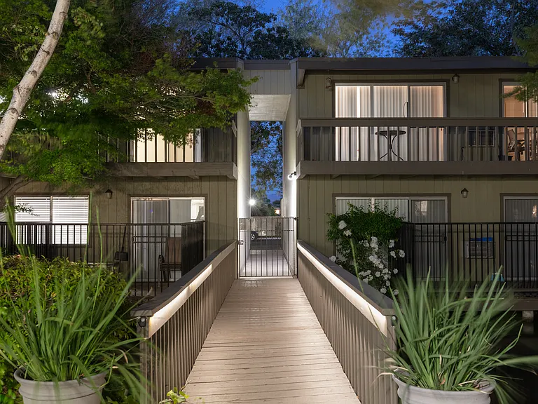 Riverdeck Apartments — Photo 40