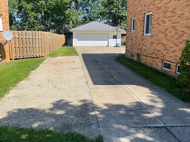 4993 Robinhood Dr — Photo 17