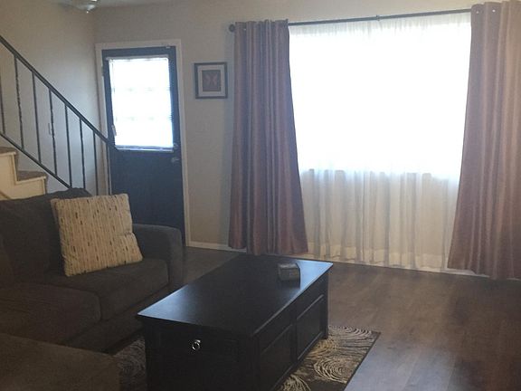 Living room, furnished (opposite view)