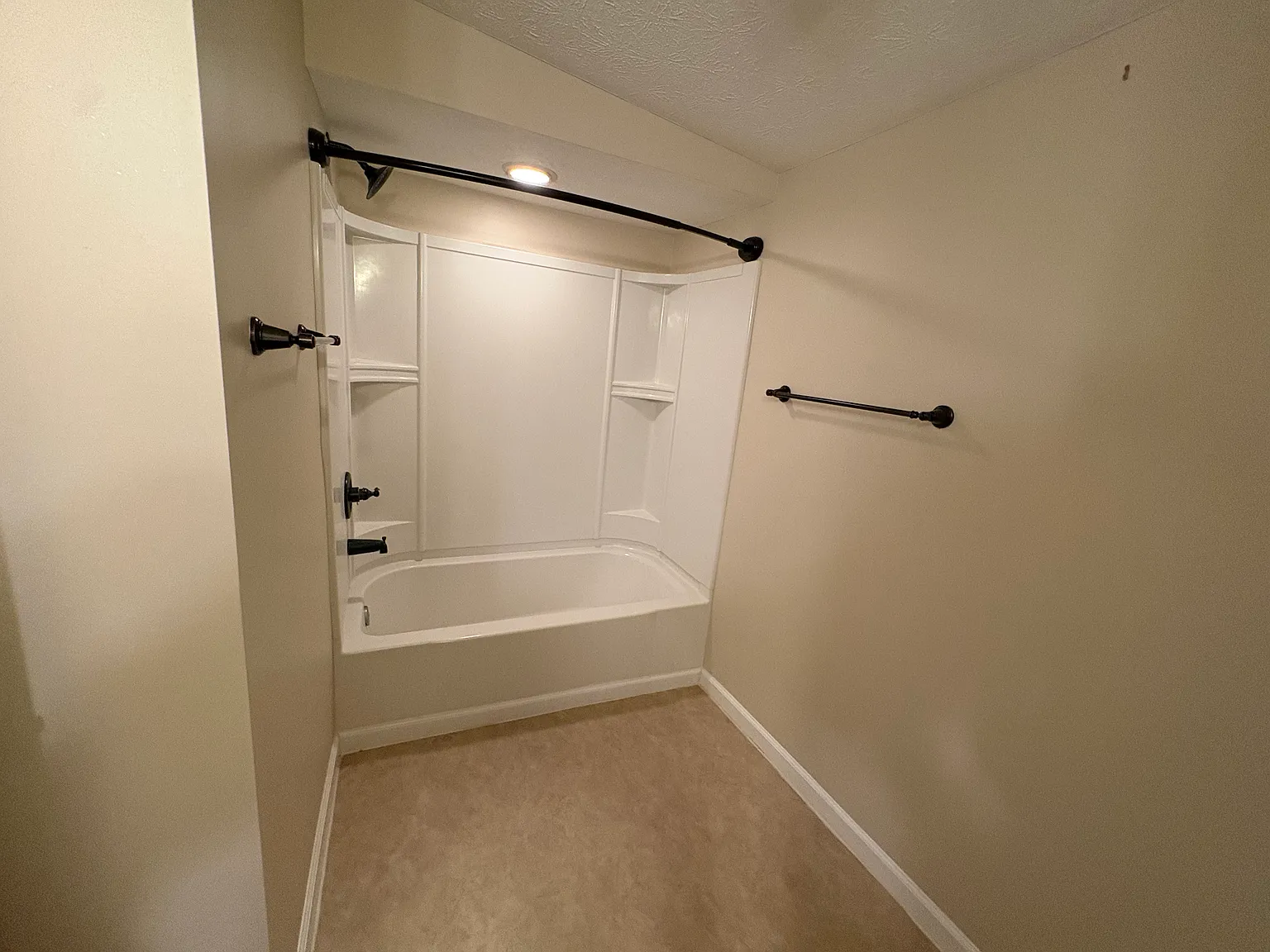 2 bed, 1900 sqft, $2,150 — Photo 3