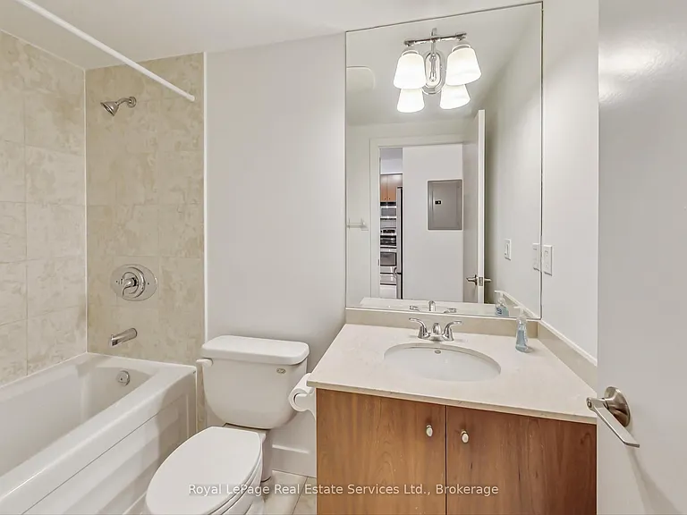 438 King St W #402 — Photo 15