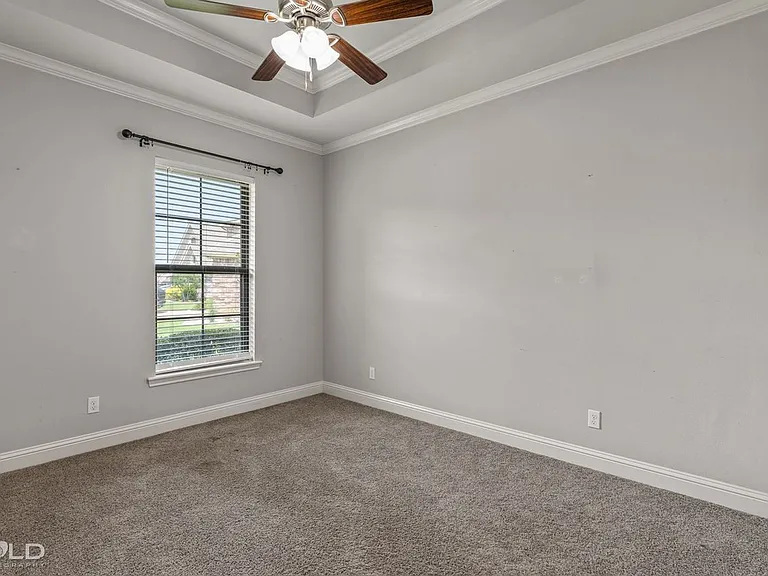 302 Oscar Cir — Photo 40