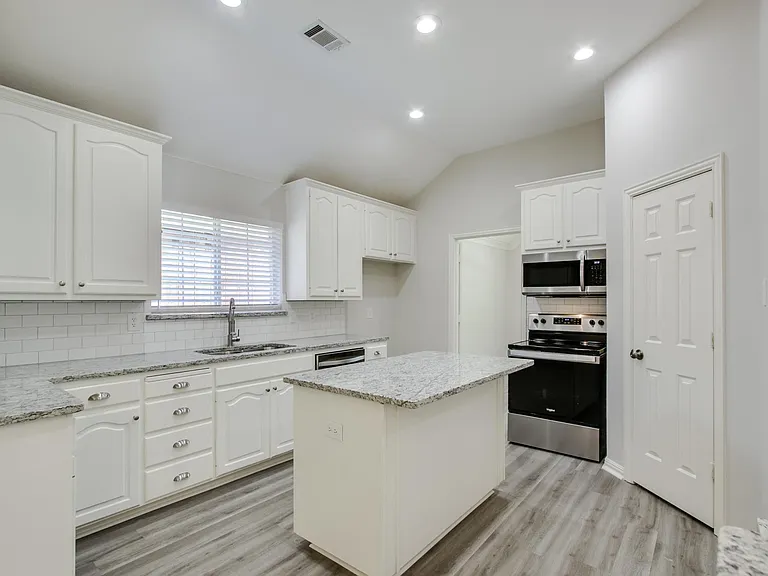 409 Lancashire Dr — Photo 14