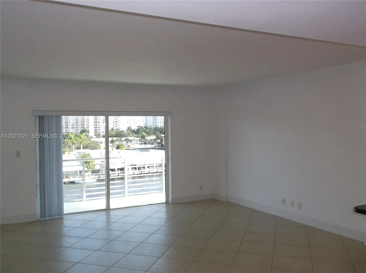 Building Photo - 2900 NE 30th St #H6
