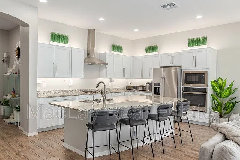3 bed, 2.5 bath, 1737 sqft, $2,810 — Photo 3