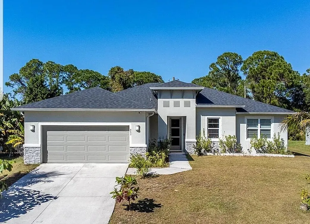 3 bed, 2.0 bath, 1957 sqft, $2,100 — Photo 1