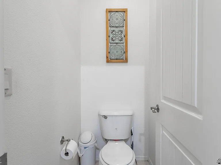 1533 E D St — Photo 15