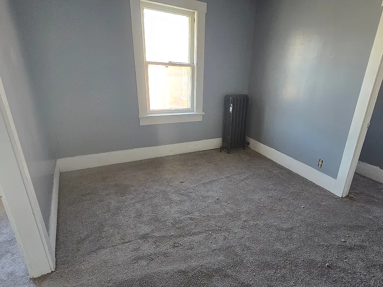 121 E 2nd St #B — Photo 3