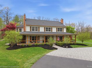 5490 Great Fosters Dr, Rochester, MI 48306