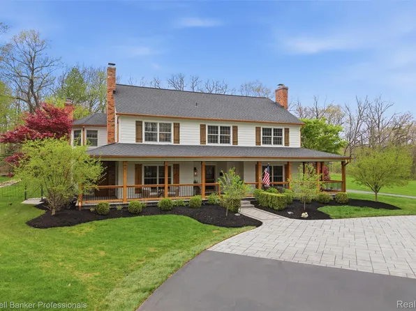 5490 Great Fosters Dr, Rochester, MI 48306