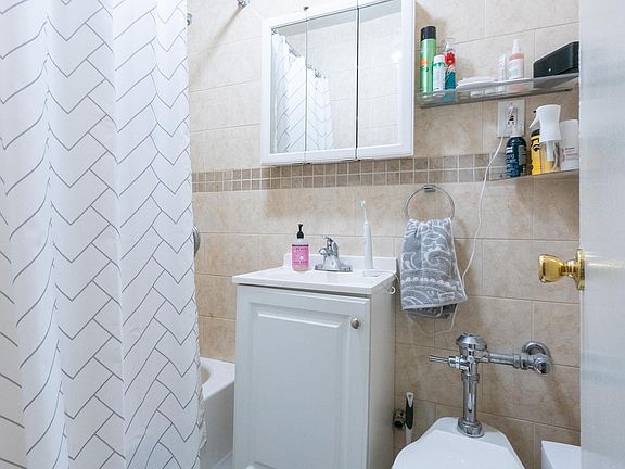 5th image of 520 E 84th St APT 1G