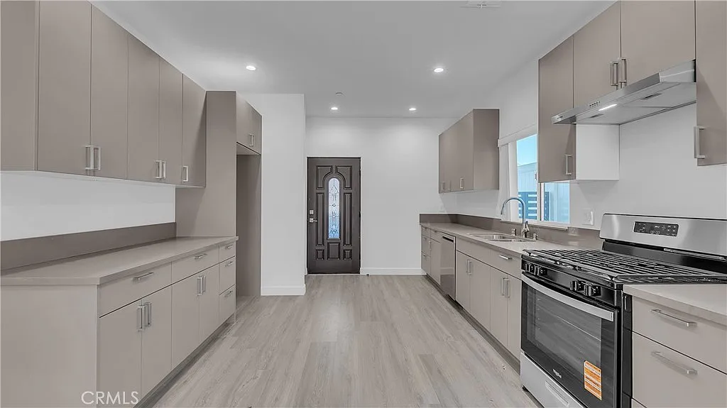 3 bed, 2.5 bath, 1300 sqft, $3,800 — Photo 1