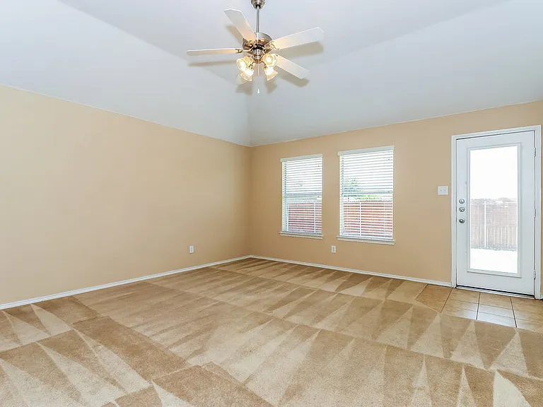 1235 Sweetwater Dr — Photo 2
