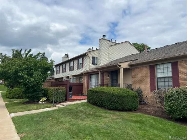 38811 Country Cir, Farmington, MI 48331